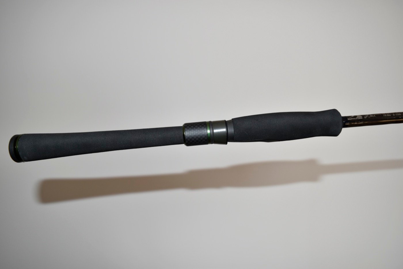 Poignée d'une canne power fishing artisanale — EVA, insert carbone, finitions soignées